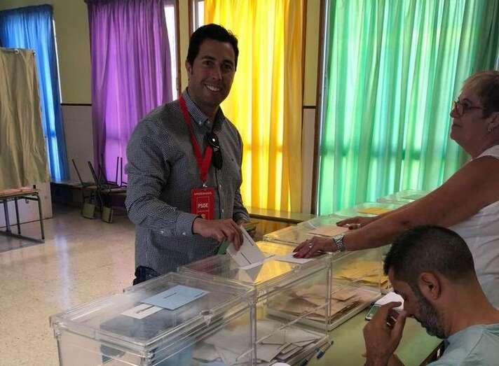 Alejandro Ramos, el pasado domingo votando en su colegio electoral (Foto TA)